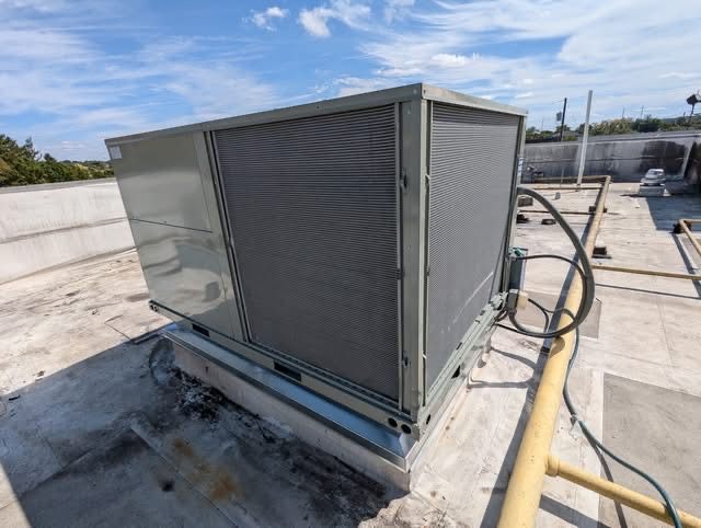 Commercial rooftop HVAC unit